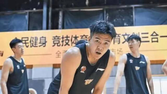 陈国豪加盟广东希望不大；朱总续约黄荣奇，锁定前江苏队