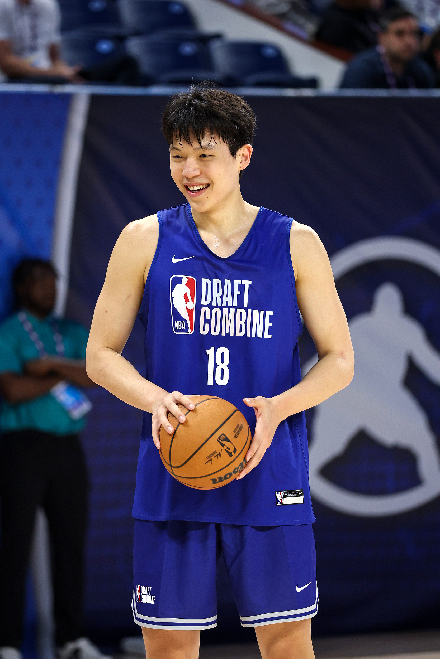 杨瀚森NBA新定妆照发布：身披开拓者16号红袍，张开双臂迎接新赛季的简单介绍