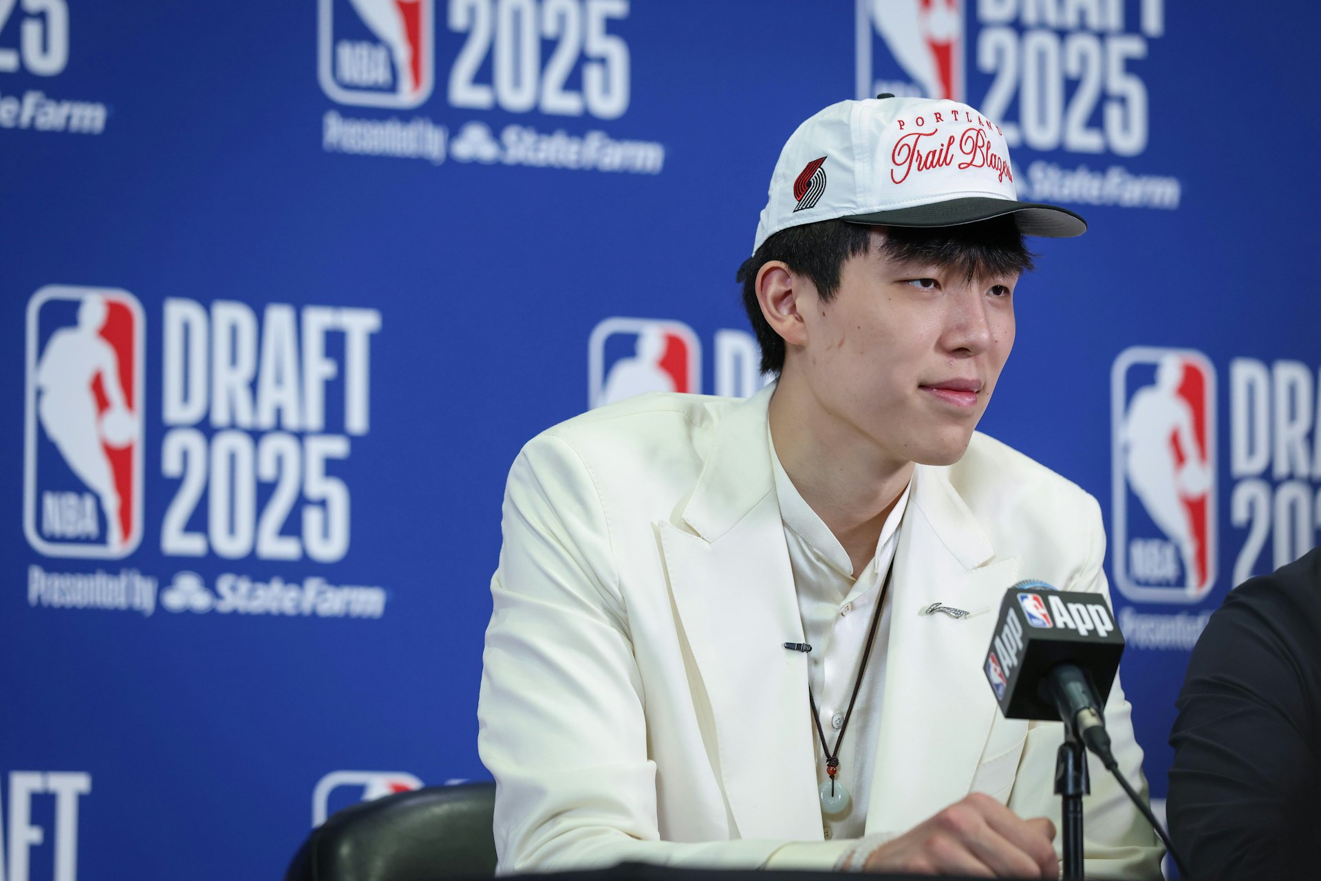 杨瀚森NBA新定妆照发布：身披开拓者16号红袍，张开双臂迎接新赛季的简单介绍