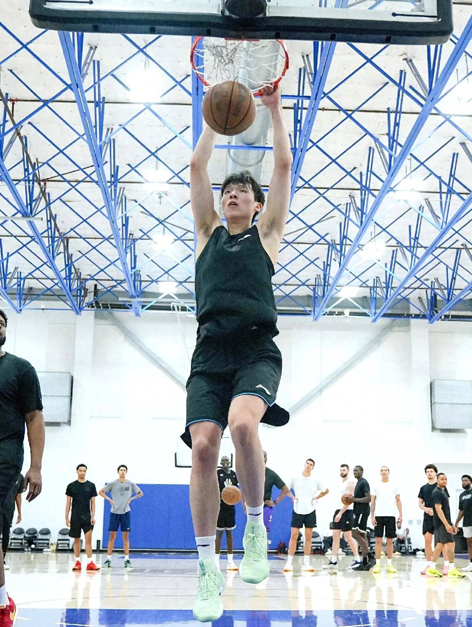 青岛更新杨瀚森特训！NBA级教练一对一强化投篮，好性格助力融入的简单介绍