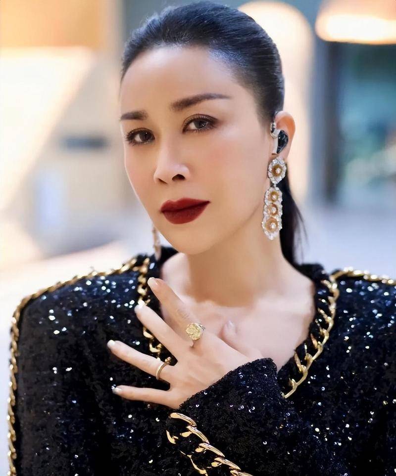 九游体育网页版-关于那个让那英“未婚生子”的前国脚高峰，20年后现在过得怎么样？的信息