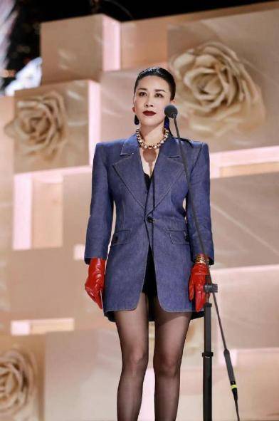 关于那个让那英“未婚生子”的前国脚高峰，20年后现在过得怎么样？的信息